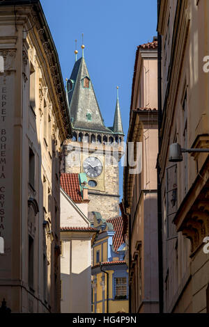 Low angle view sur la tour de la vieille ville de Hall, un célèbre point de vue sur la ville de Prague, la Bohême, République tchèque. Banque D'Images