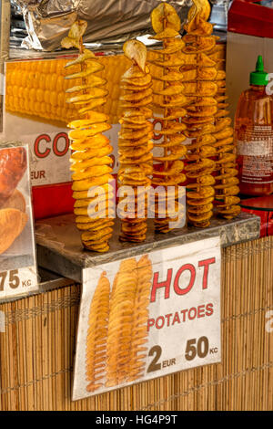 Petites pommes de terre, un Tchèque typique populaires aromatiques, à la vente à un décrochage de l'alimentation à Prague, la Bohême, République tchèque. Banque D'Images