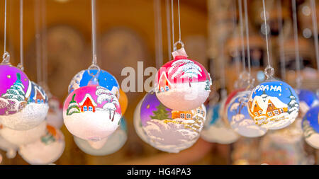 Boules de Noël en verre peint de couleurs vives, avec des motifs de la chambre en paysages enneigés à vendre dans un marché, Prague, République tchèque. Banque D'Images