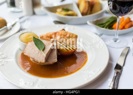 Rôti de porc dimanche dîner avec tous les accompagnements Banque D'Images