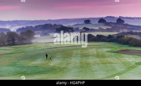 Un magnifique parcours de golf avec ciel dramatique près de la mer. Banque D'Images