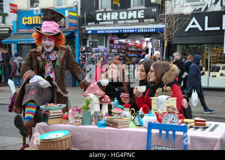 Mad Hatters Tea party busker brésilien à Camden Town posent pour des photos avec les touristes Banque D'Images