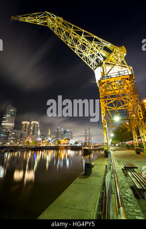 Ancienne grue à Puerto Madero la nuit, San Telmo, Buenos Aires, Argentine, Amérique du Sud Banque D'Images