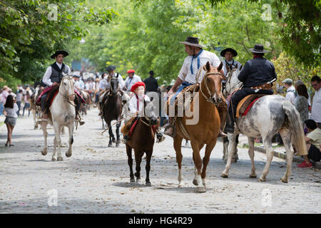 Défilé Gaucho le jour de la Tradition, San Antonio de Areco, La Pampa, en Argentine, en Amérique du Sud Banque D'Images