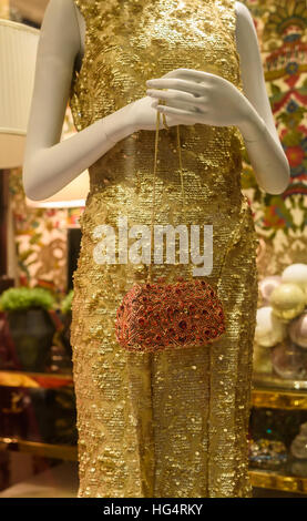 Un vintage de luxe, robe de soirée et de sacs à main seqin affiche dans une vitrine. Banque D'Images