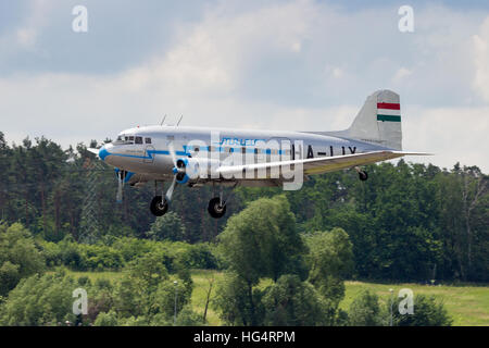 Lisunov Li-2 Dakota de Malév atterrissage sur Berlin-Schoneveld Banque D'Images
