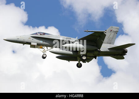 L'Armée de l'Air finlandaise F-18 Hornet de jet l'atterrissage au cours de l'exercice Frisian Flag. L'exercice est considéré comme Banque D'Images