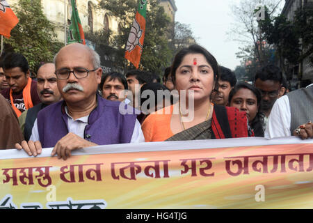 Kolkata, Inde. Jan 04, 2017. Ramkrishna Pal et Loclet Chatterjee (de gauche à droite) diriger le rassemblement. Bharatiya Janta Party rallié exigeants prix de soutien minimum pour le riz dans l'ouest du Bengale et aussi des protestations contre le hooliganisme et la violence alléguée de l'activiste T.M.C. hier après leur chef Sudip Bandopadhyay a été arrêté par C.B.I. à Kolkata. © Saikat Paul/Pacific Press/Alamy Live News Banque D'Images