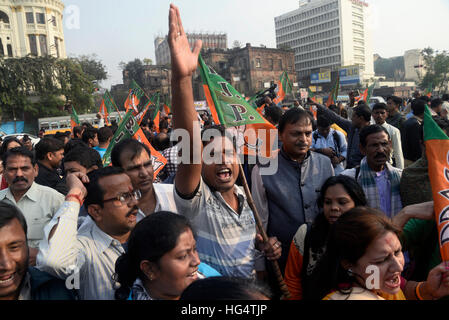 Kolkata, Inde. Jan 04, 2017. Bharatiya Janta Party rallié exigeants prix de soutien minimum pour le riz dans l'ouest du Bengale et aussi des protestations contre le hooliganisme et la violence alléguée de l'activiste T.M.C. hier après leur chef Sudip Bandopadhyay a été arrêté par C.B.I. à Kolkata. © Saikat Paul/Pacific Press/Alamy Live News Banque D'Images