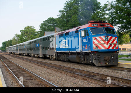 Metra train de banlieue à la gare de l'Avenue Pierre, La Grange, Chicago, Illinois, USA. Banque D'Images