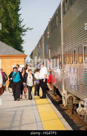 Metra train de banlieue à la gare de l'Avenue Pierre, La Grange, Chicago, Illinois, USA. Banque D'Images