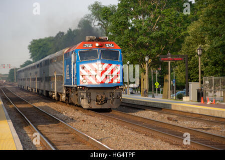 Metra train de banlieue à la gare de l'Avenue Pierre, La Grange, Chicago, Illinois, USA. Banque D'Images