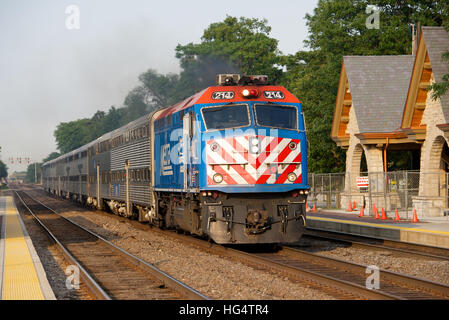 Metra train de banlieue à la gare de l'Avenue Pierre, La Grange, Chicago, Illinois, USA. Banque D'Images