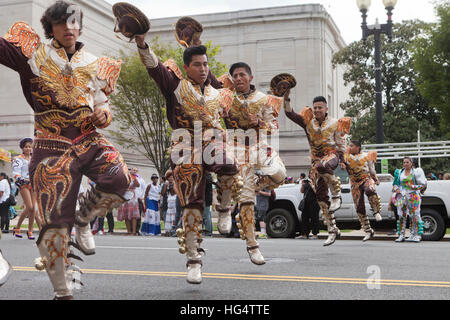 Caporales bolivienne traditionnelle au cours de danse latino festival - Washington, DC USA Banque D'Images