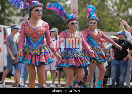 Jeune femme en costume traditionnel danseurs boliviens à Latino Festival - Washington, DC USA Banque D'Images