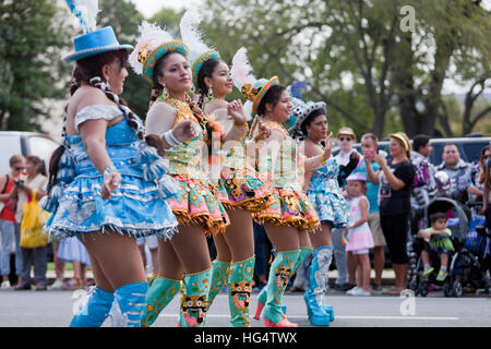 Jeune femme en costume traditionnel danseurs boliviens à Latino Festival - Washington, DC USA Banque D'Images