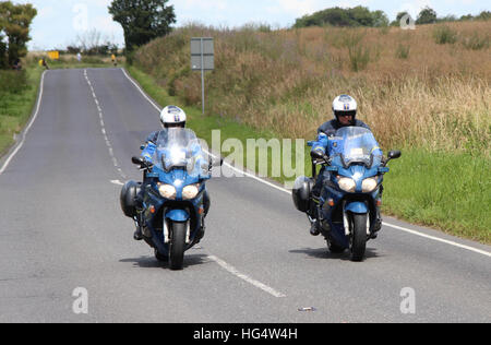 Deux motards de la Gendarmerie française équitation le long d'une route britannique, lors de l'étape 3 du Tour de France, en 2014. Banque D'Images