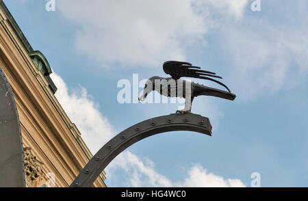 Crow figure avec un anneau dans son bec sur la porte dans le château de Buda. C'est le château et palais des rois hongrois. Banque D'Images