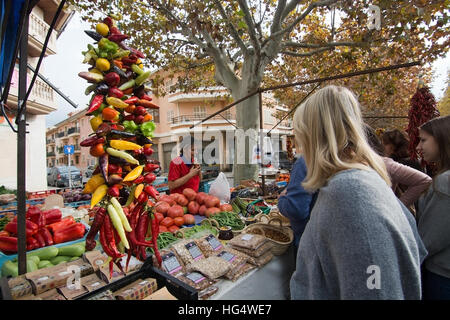 Le jour du marché avec des produits de fournisseurs et visiteurs le 20 novembre 2016 à Santa Maria, Majorque, Iles Baléares, Espagne. Banque D'Images