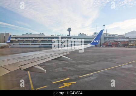 Scandinavian Airlines avions de ligne à l'extérieur des portes de l'aéroport international Arlanda à Stockholm lors d'une journée ensoleillée en décembre. Banque D'Images