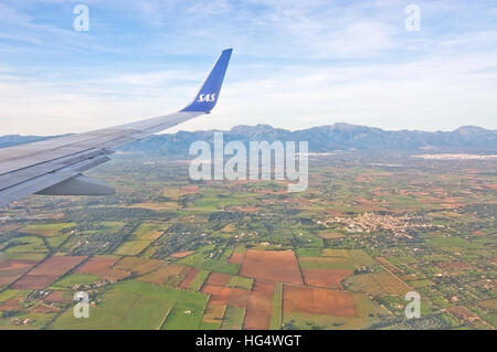 Aile Scandinavian Airlines sur green paysage majorquin. Banque D'Images