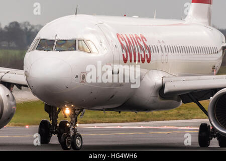 Swiss International Air Lines un Airbus A320-214 à l'aéroport de Manchester. Banque D'Images