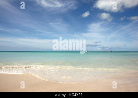 Vue sur mer avec vue sur la magnifique plage d'emballement à Antigua, dans les Caraïbes. Banque D'Images