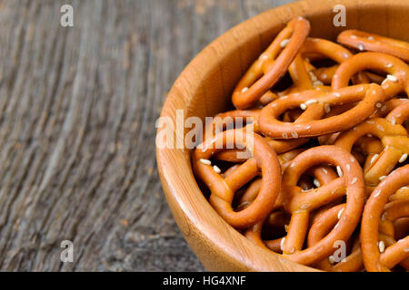 Bol de de bretzels sur la table dans la lumière naturelle Banque D'Images