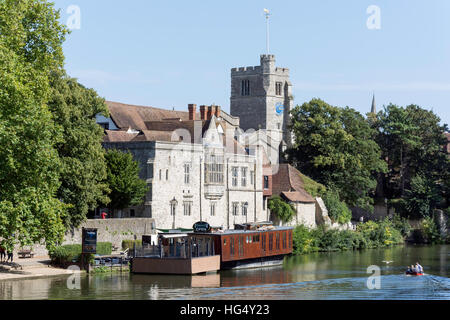 Riverside montrant le Palais de l'archevêque, rivière Medway, Maidstone, Kent, Angleterre, Royaume-Uni Banque D'Images