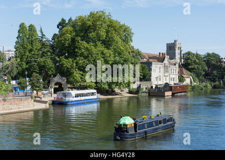 Riverside montrant le Palais de l'archevêque, rivière Medway, Maidstone, Kent, Angleterre, Royaume-Uni Banque D'Images