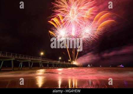 2017 Nouvelle ans colorés d'artifice illumine le ciel et l'eau embarcadère de Glenelg, Adelaide, Australie du Sud Banque D'Images