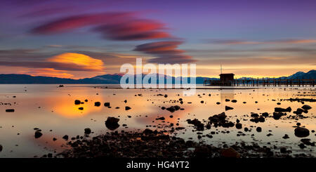 Pier à Tahoe City, Californie dans Lake Tahoe au coucher du soleil avec des nuages Banque D'Images