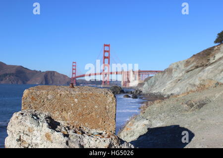 Ruines sur Baker Beach donnant sur le Golden Gate Bridge à San Francisco, Californie Banque D'Images