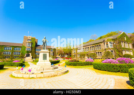 Les bâtiments en brique couverte de lierre entourent le quad avec Horace Grant Underwood statue au vénérable de l'Université Yonsei à Séoul, Corée Banque D'Images