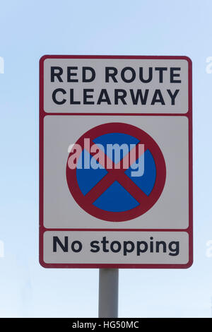 Red Route Clearway signe, Great West Road, Brentford, London Borough of London, Greater London, Angleterre, Royaume-Uni Banque D'Images