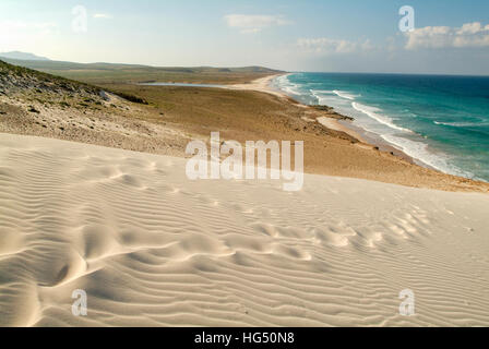 Les empreintes de pas sur le sable blanc d'Deleisha Beach sur l'île de Socotra, au Yémen Banque D'Images