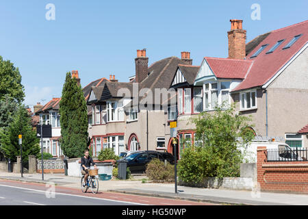 Maisons d'habitation sur Boston Manor Road, Brentford, London Borough of London, Greater London, Angleterre, Royaume-Uni Banque D'Images