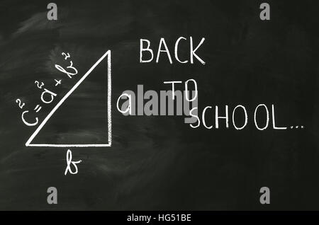 Écrire la formule de Pythagore sur tableau noir avec une craie Banque D'Images
