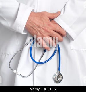 Médecin dans une tunique blanche tenant un stéthoscope dans les mains dans sa salle de consultation. Banque D'Images