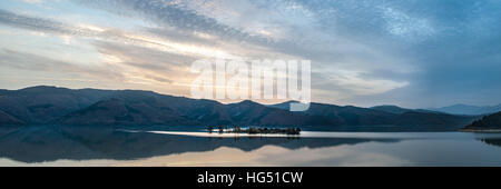 Large paysage panoramique d'un lac de montagne avec petite île au milieu. Banque D'Images