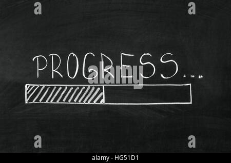 Les progrès réalisés à la main avec craie blanche sur un tableau noir et dessin télécharger bar Banque D'Images