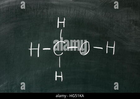 Le méthanol de l'alcool sur le tableau noir dans la classe de chimie. Banque D'Images