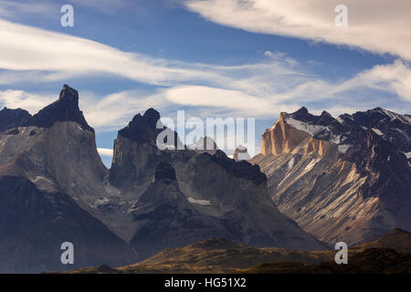 Coucher du soleil s'allume le visage de granit jaune Monte Almirante Nieto. À gauche se trouvent les Curenos del Paine, avec Monte Almirante Nieto sur la droite Banque D'Images