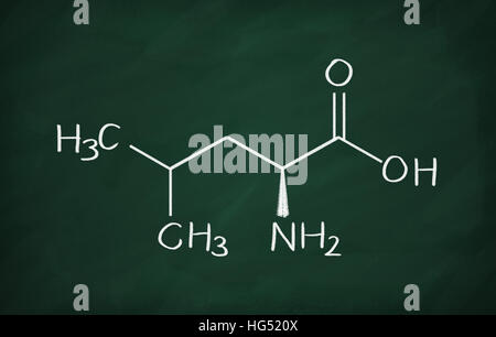 Formule chimique de la leucine sur un tableau noir Banque D'Images