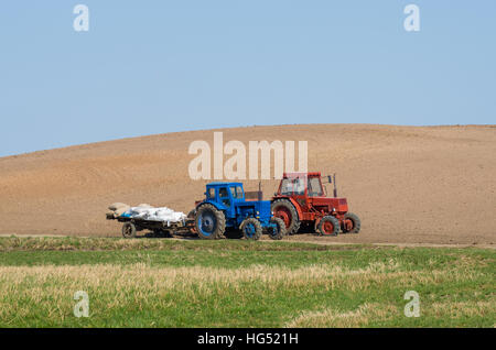 Les travaux agricoles après le traitement, la mise en culture de terres en Lituanie Banque D'Images