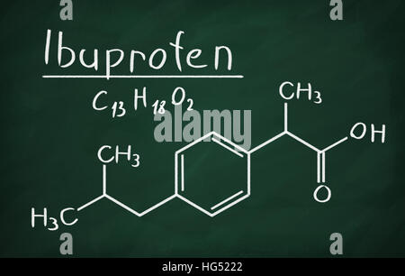 Formule chimique de l'Ibuprofène sur un tableau noir Banque D'Images