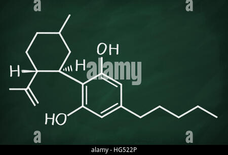 Formule chimique du cannabidiol sur un tableau noir Banque D'Images