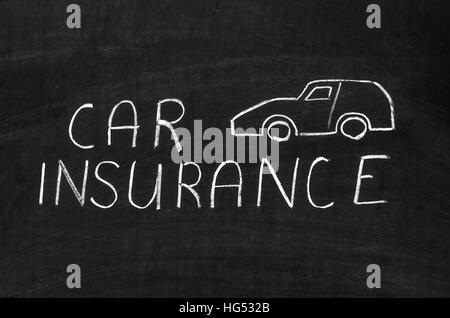 Message d'assurance auto à la main sur le tableau noir Banque D'Images