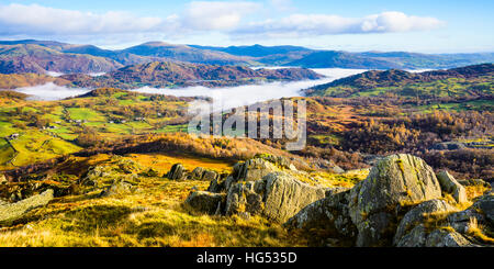 Inversion de nuage dans la vallée de la rivière Brathay près de Ambleside dans le Lake District Banque D'Images