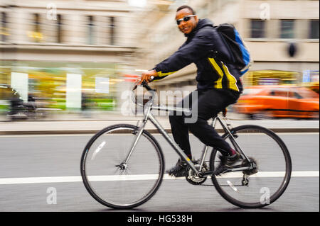 Cycliste à Londres Banque D'Images